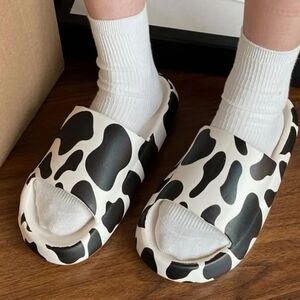 BRAND NEW KATHY IRELAND COW PRINT OPEN TOE CUSHIO SLIPPER ANTI-SLIP SANDALS G1